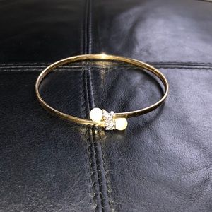 Gold bracelet with pearls